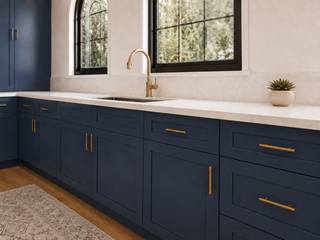 Cocina estilo Shaker azul marino de 10x10